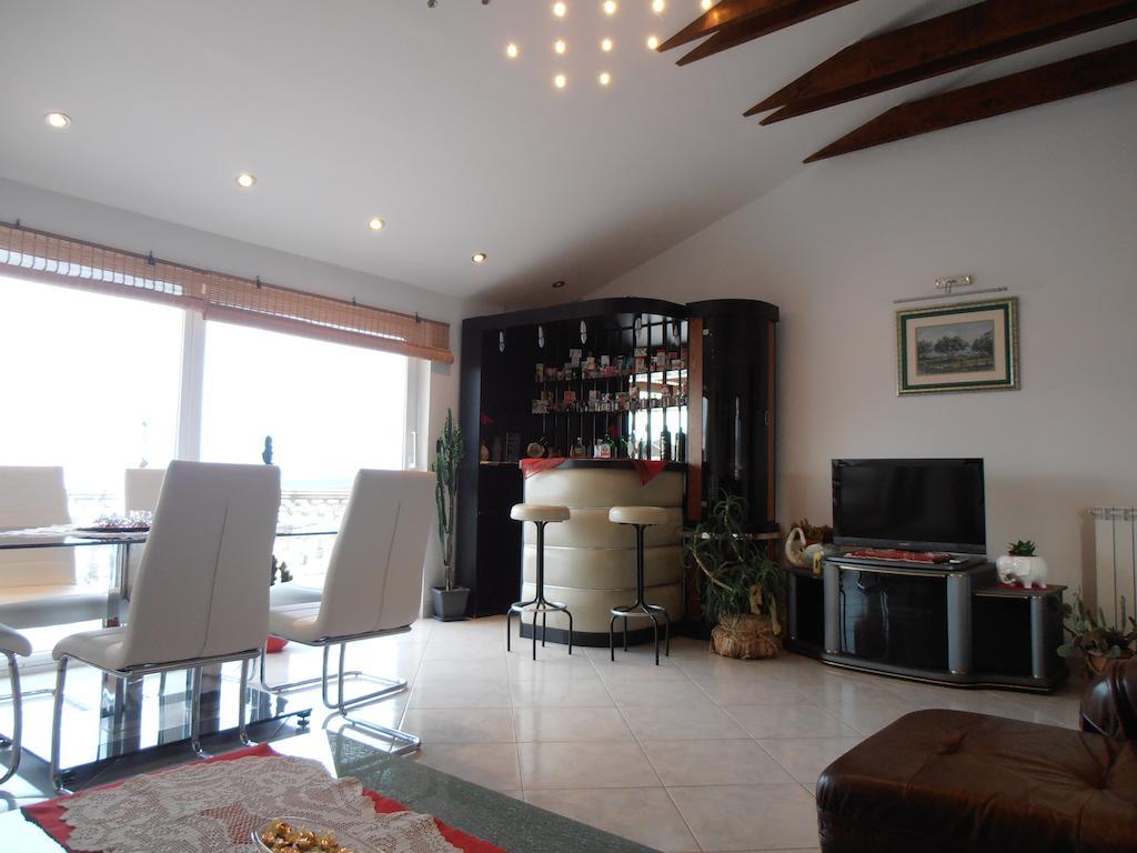 Villa Dijana Malinska Oda fotoğraf